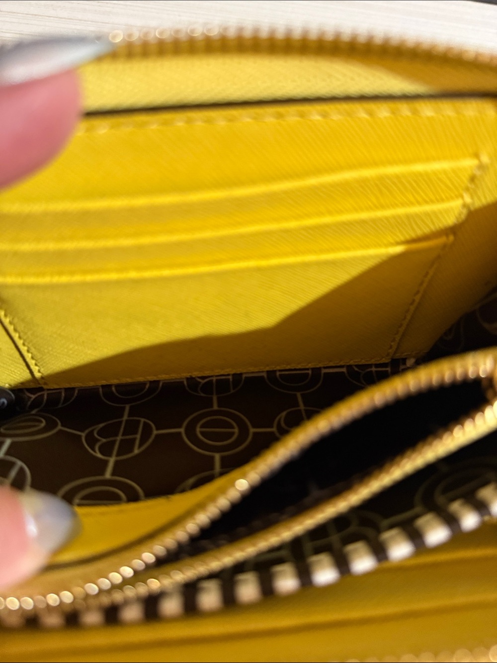 Henri Bendel West 57th wallet a zip-around closure and gold-tone hardware - Picture 10 of 10